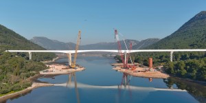 Installation of the last segment of the Ston Bridge completed